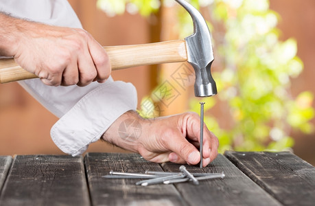 木匠在家庭花园里钉子板条手指木头图片