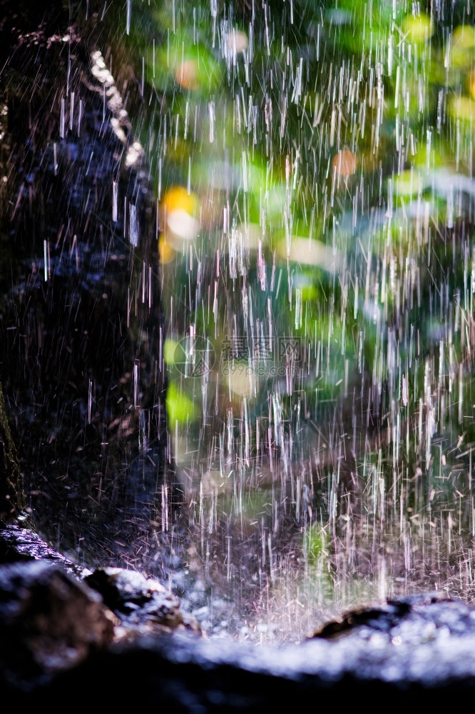 阳光下雨自然本底天春液体图片