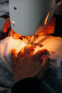 女用手在机器上缝针服装女士纺织品图片