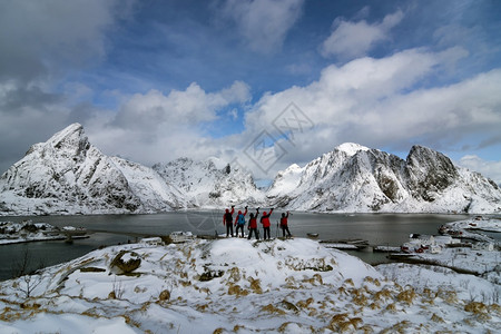 村庄峡湾与旅行者一起在洛弗顿群岛下雪挪威北部冬季钓鱼图片