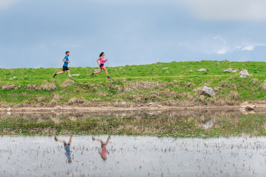 山上训练的运动员们在奔跑时湖中反映出来北欧的自然身体图片