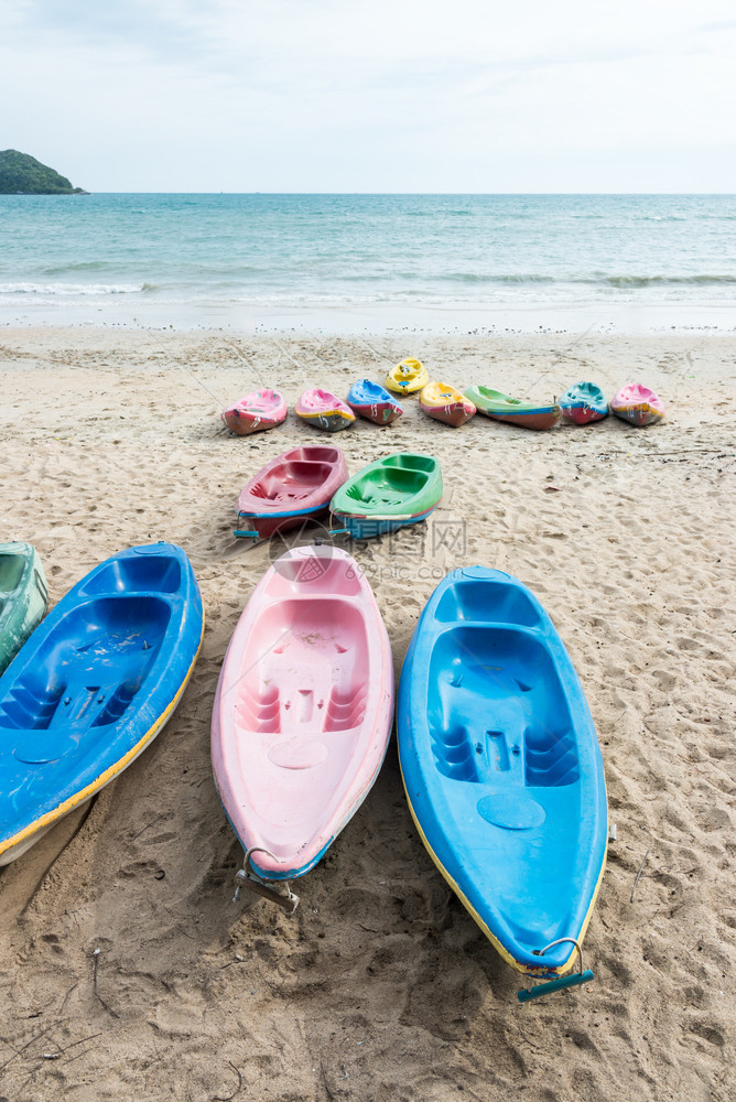 冒险景观泰国空沙滩上的白皮艇质量户外图片