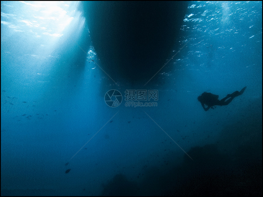 潜水艇下面的员Scuba潜水员肺以下海洋图片