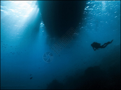 潜水艇下面的员Scuba潜水员肺以下海洋图片