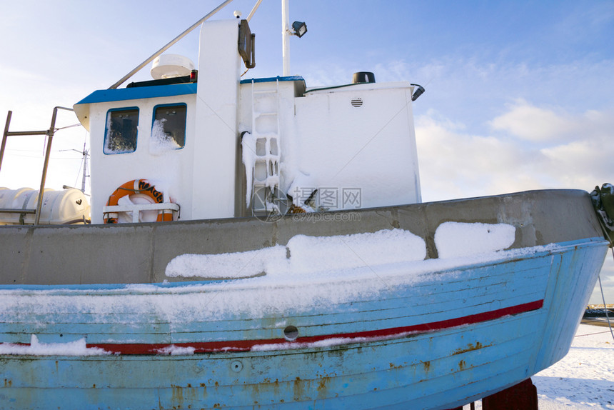北冬天在海滩上钓渔船斯堪的纳维亚水图片