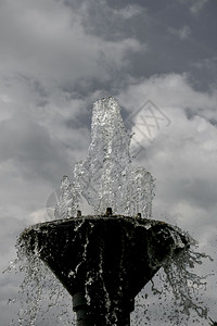 自由喷泉水在天上洒流动湿的图片