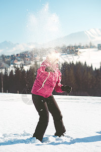 活动天女人把雪撒在空气中快乐的图片