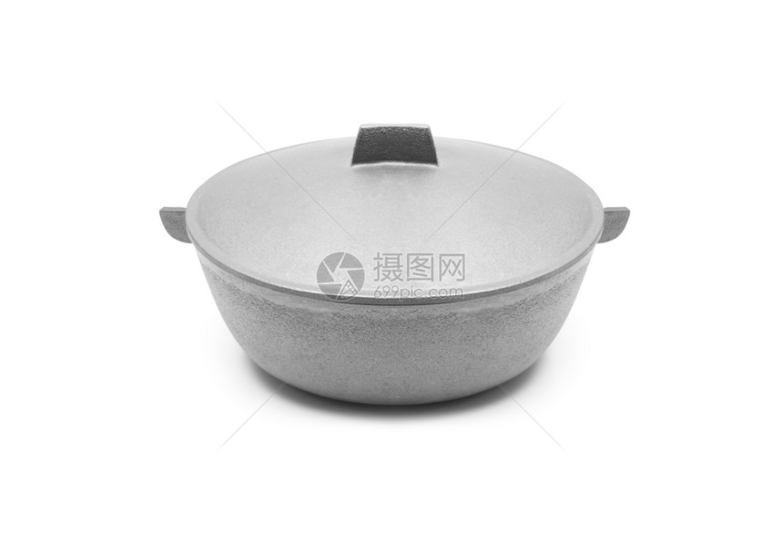 家庭覆盖带子的铸铁锅在白色背景上隔离带盖子的铸铁锅在白色上隔离干净的图片