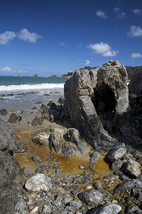 岩石海上BeachViewBeach海滩之景与水中的池岸图片