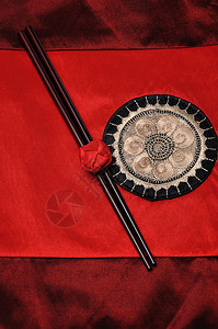 一对红筷子绑在块色桌布上的餐厅人图片