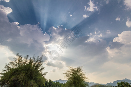 蓝天和阳光太照耀在山上和树云雨后躲藏蓝色的自然天气图片