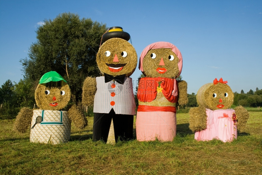 用稻草做成的一家人图片
