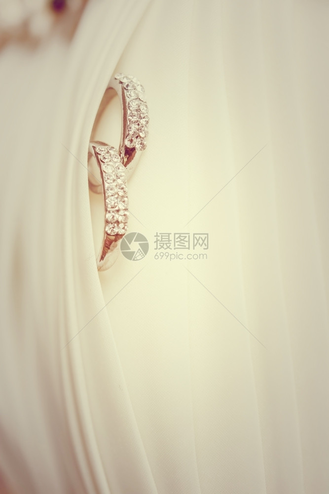 仪式两枚结婚戒指躺在纱上庆典天图片