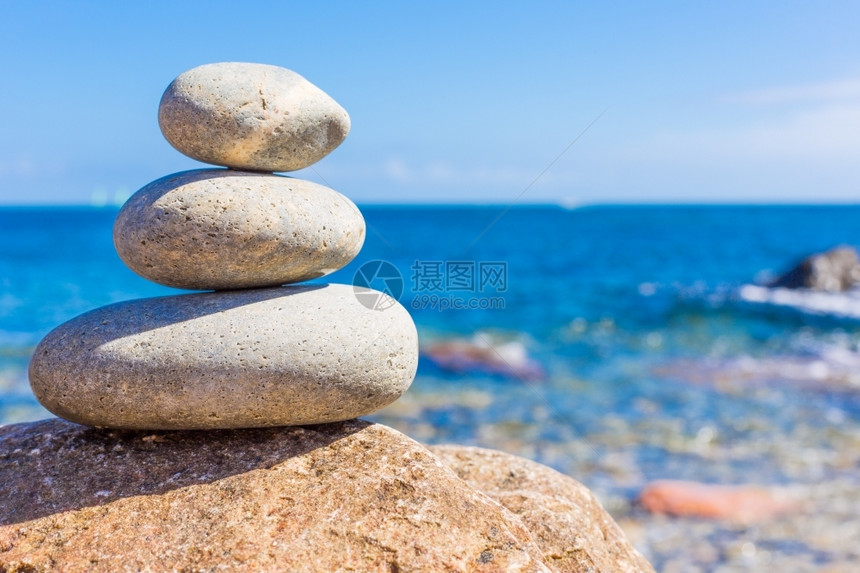 卵石岩场景设置头让海在背景中放松图片