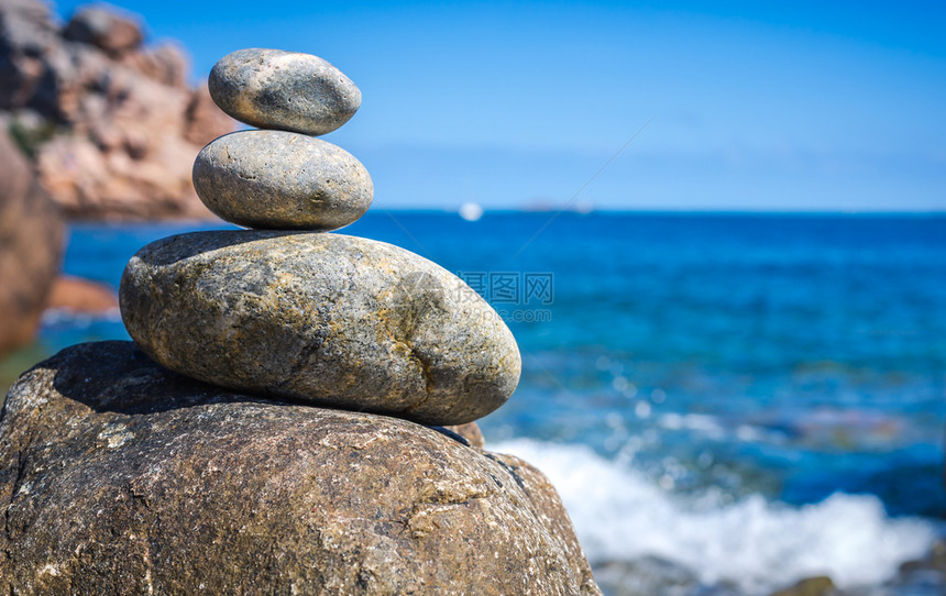 平静的卵石设置头让海在背景中放松洋图片