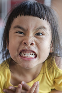乐趣亚裔儿童笑着的脸牙齿人丑陋亚洲图片