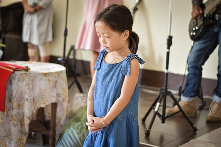 宗教基督女孩在堂祷告手精神肖像图片
