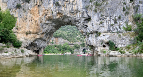 景观旅游在法国阿尔德奇河峡谷悬崖的拱门下有独木舟皮艇图片