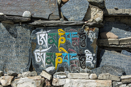 旅行尼泊尔山上的石头有彩色碑文在日出之祷告高的图片