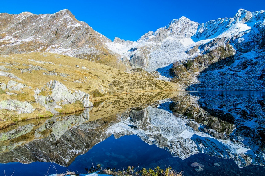 阿尔卑斯山地貌与秋雪脉这些丘反映在湖中风景镜子甘戈特里图片