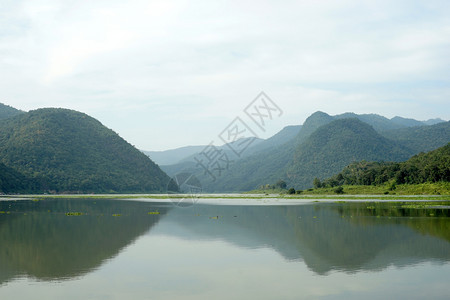 美丽的风景和平湖泊具有多山脉背景水环境河图片