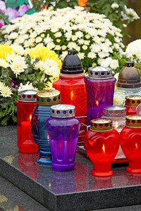 鲜花和电动蜡烛在上发光灯笼纪念馆花圈灵图片
