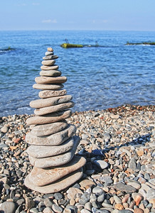 均衡海滨夏季和蓝天背景的平衡石块蓝色天空背景蔚石头图片