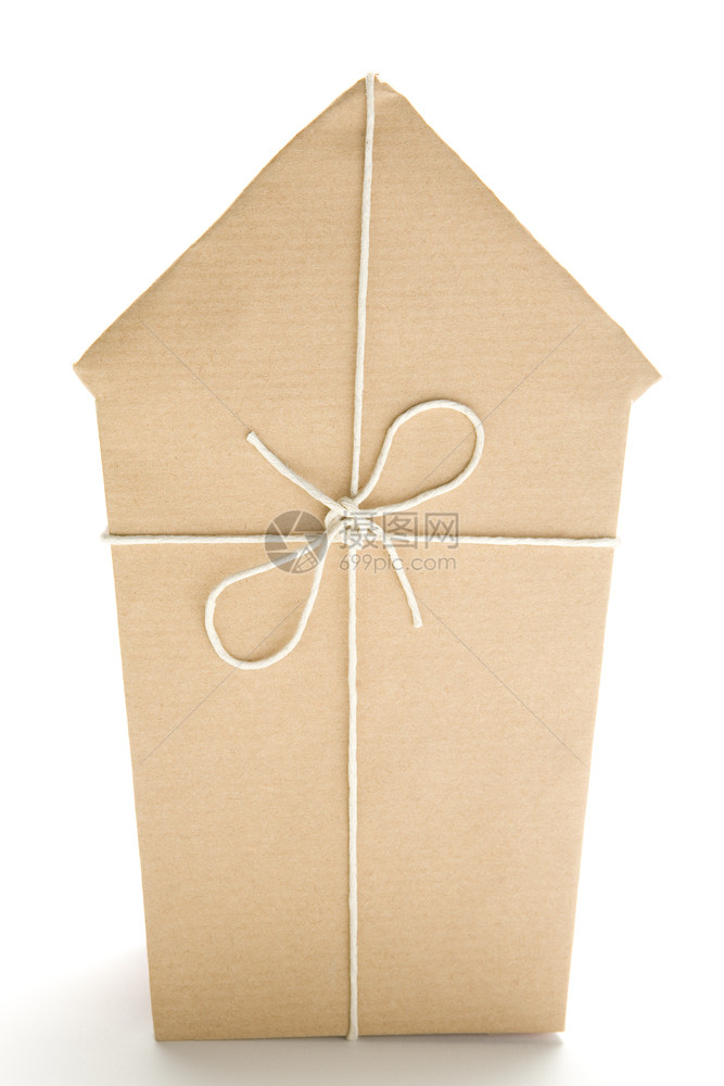 礼物摄影演播室拍以棕纸包装的房屋并用字符串捆绑保险财产图片