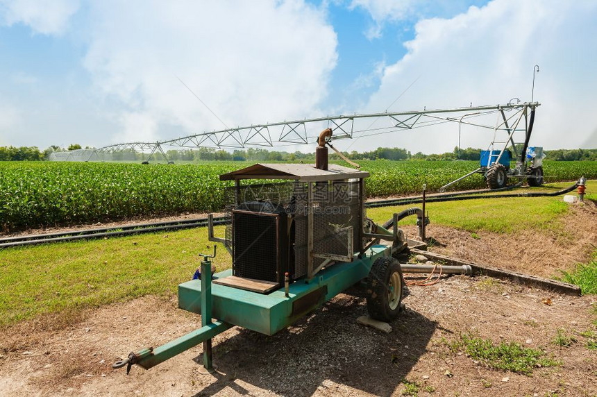 农场用柴油机大豆田利用中央支流喷洒系统进行作物灌溉的水泵包括柴油机水泵发动农业图片