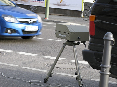 执法警方超速控制一个装置该测量德国柏林的汽车速度合法的运动图片