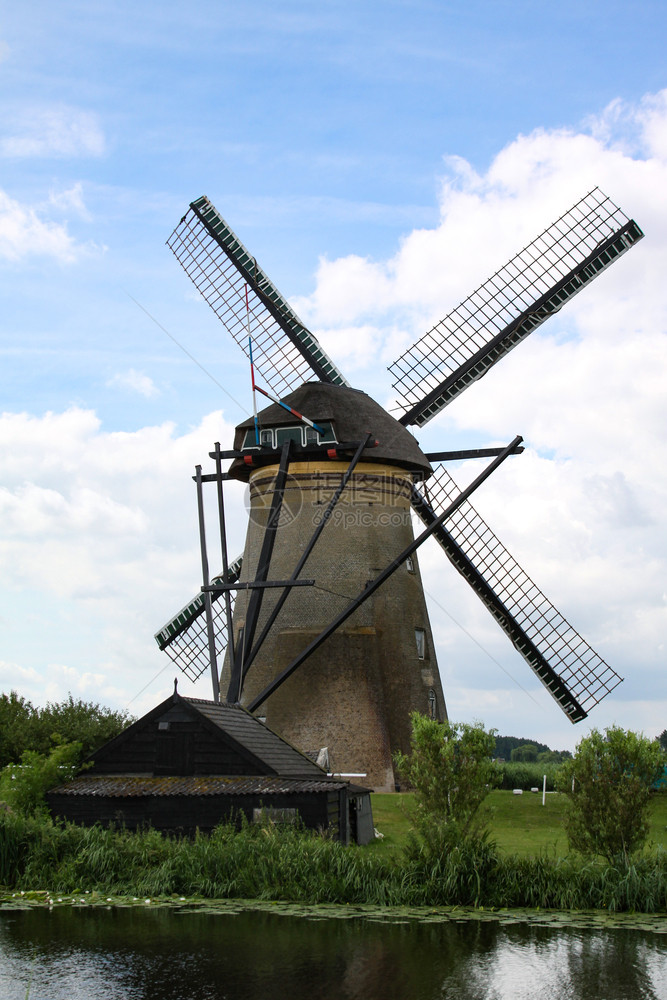 荷兰历史风力车作为热门旅游景点的古老风力车塔鹿特丹云图片