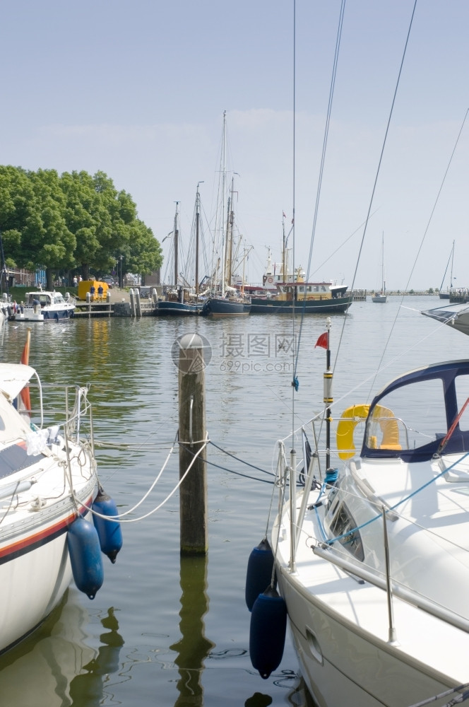旗帜恩克惠岑荷兰Enkhuizen旅游港远端有几艘游艇和一些捕鱼船极图片