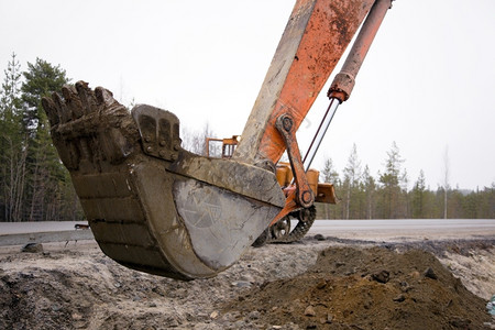 行业引擎Bucket挖土机在公路工程上挖掘机图片