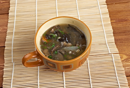 酸菜奶油俄罗斯苏菜汤配有蘑菇和珍珠大麦菌背景