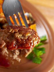 食物叶子晚餐烤肉丸牛和盘子里的蔬菜图片