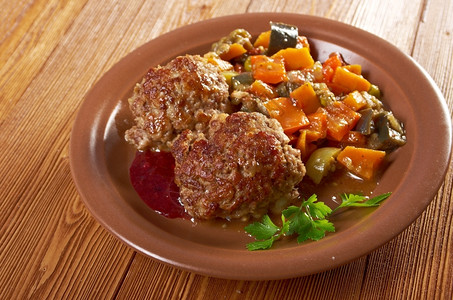 一种白饭烤肉丸牛和盘子里的蔬菜美食图片