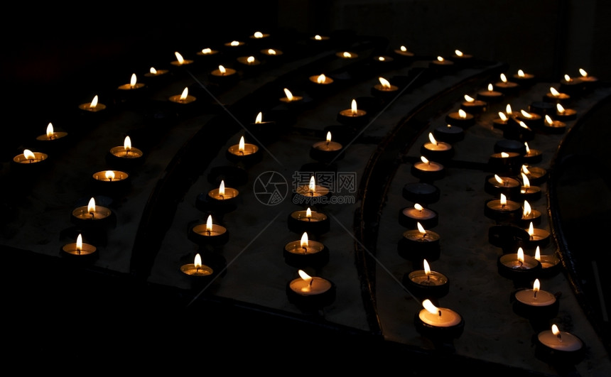 象征堂里点燃的蜡烛烧伤图片