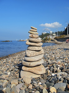 海滩支撑禅黑滨岸的平衡石块图片