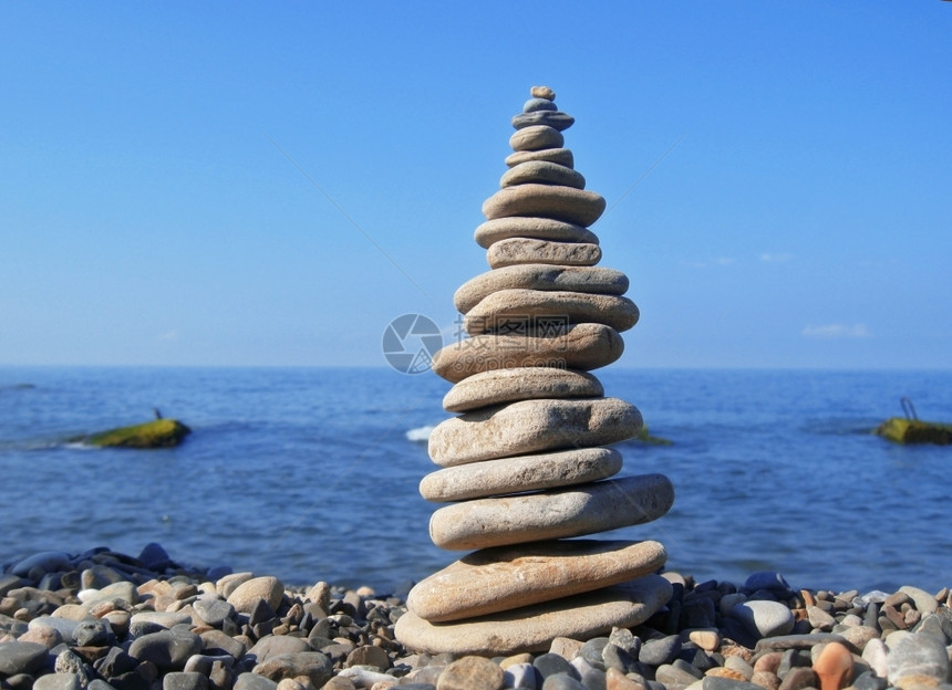 休息水色黑海滨岸的平衡石块水图片
