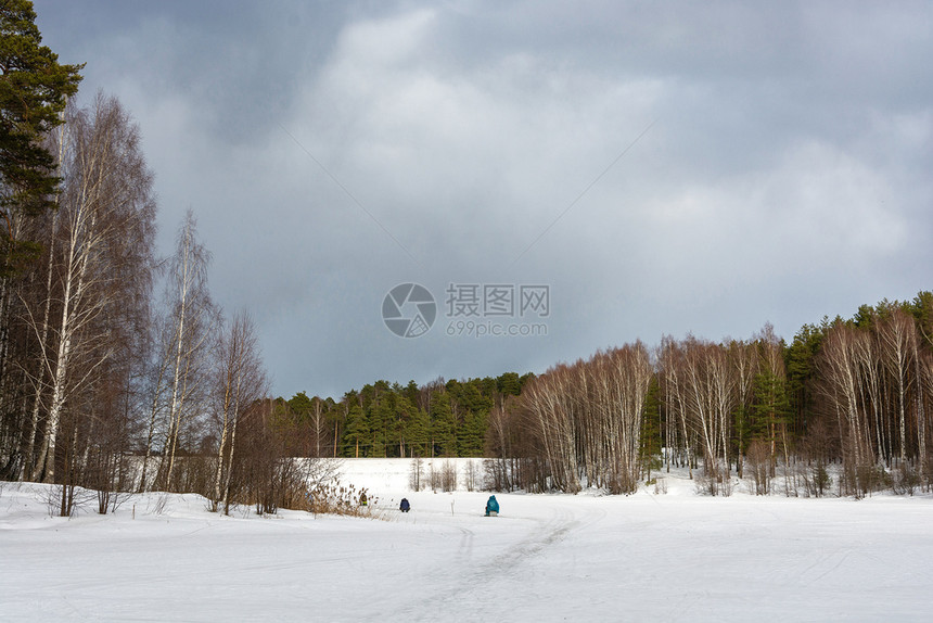森林三个渔民在小河冰面上俄罗斯一个阴云的春天冬户外图片