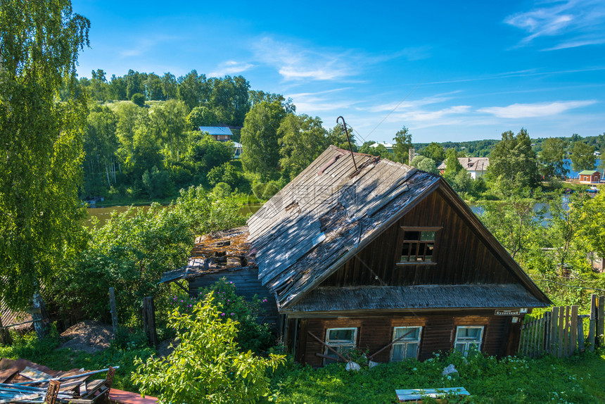 乡村的在俄罗斯阳光日落时在地上的窗户留下一栋旧木屋天空乡村图片