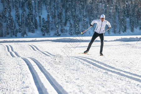 练习滑雪技术的年轻男性图片