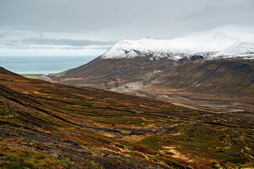 北颜色水冰岛东部BorgarfjordurEystri山脉和海洋风景多云的白日山和冰岛BorgarfjordurEystri海景图片