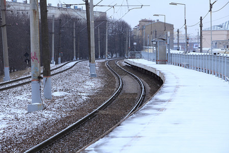 城市俄罗斯天铁路前方火车站平台在冬季铁路前面空图片