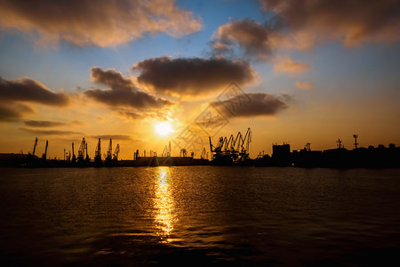日落在瓦尔纳港日落在口辉光水平的黑色背景图片
