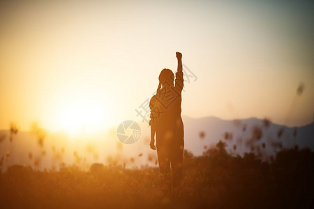 保护天主教女人在美丽的天空背景上祷告的月光女士图片