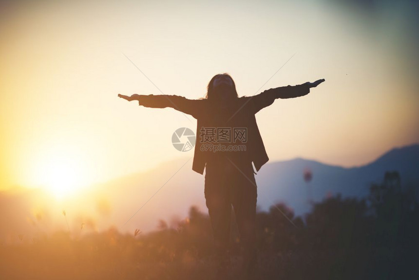 孤独沮丧女人在美丽的天空背景上祷告的月光祈图片