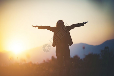 孤独沮丧女人在美丽的天空背景上祷告的月光祈图片