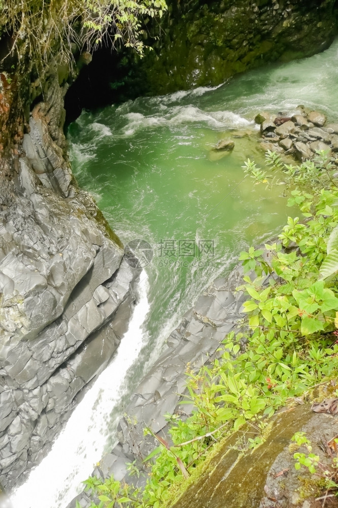 流动的富有在丰矿产河流中水和快速绿色图片