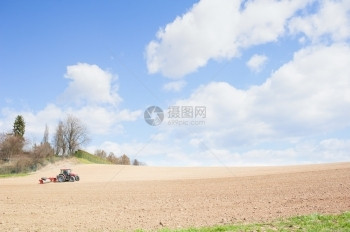 工作地面拖拉机在用滚筒栽种之后压缩土壤农场图片